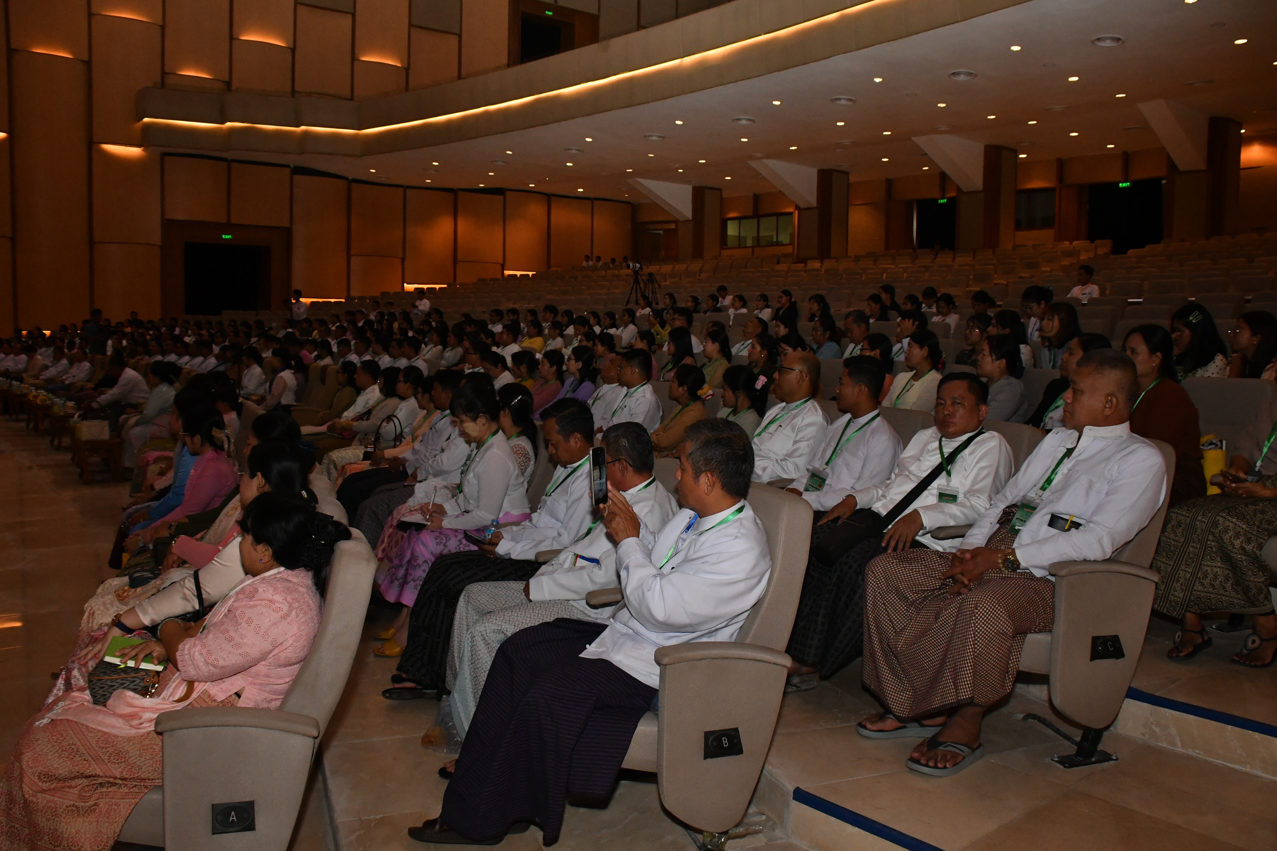 ပြည်သူ့လွှတ်တော်ဥက္ကဋ္ဌ ဦးခင်ရီ လွှတ်တော်သို့လာရောက်လေ့လာသည့် ရန်ကုန်အဝေးသင်တက္ကသိုလ်၊ ဥပဒေပညာဌာနမှ ဆရာမများနှင့် ကျောင်းသား၊ ကျောင်းသူများအားတွေ့ဆုံ