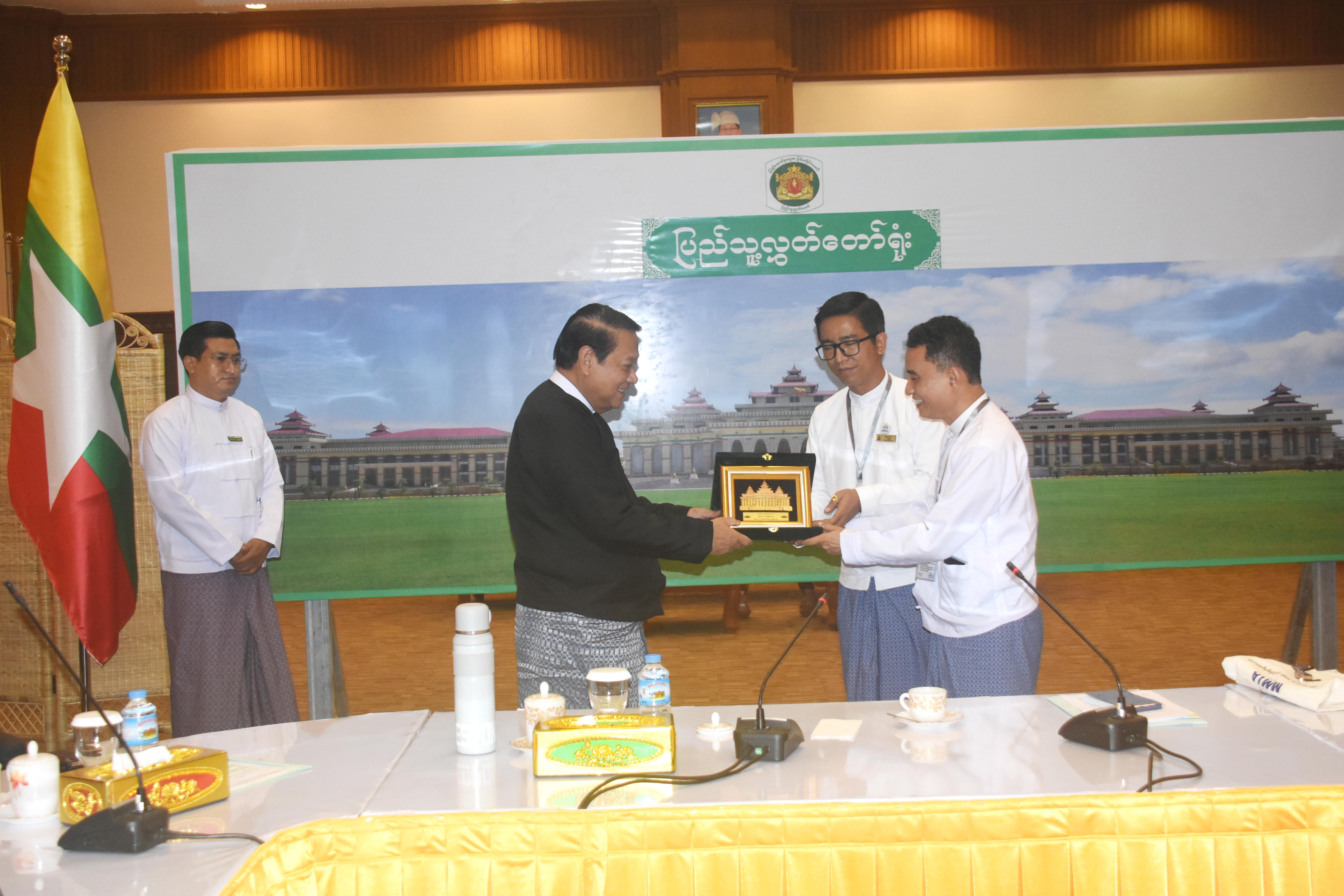 ပြည်သူ့လွှတ်တော်ဥက္ကဋ္ဌ ဦးခင်ရီ တတိယအကြိမ် ပြည်သူ့လွှတ်တော် တတိယပုံမှန်အစည်းအဝေး ပဥ္စမမြောက်နေ့သို့ လာရောက်လေ့လာသည့် နေပြည်တော်အမျိုးသမီးများနှင့် ကလေးသူငယ်များဘဝမြှင့်တင်ရေးအသင်းအား တွေ့ဆုံ