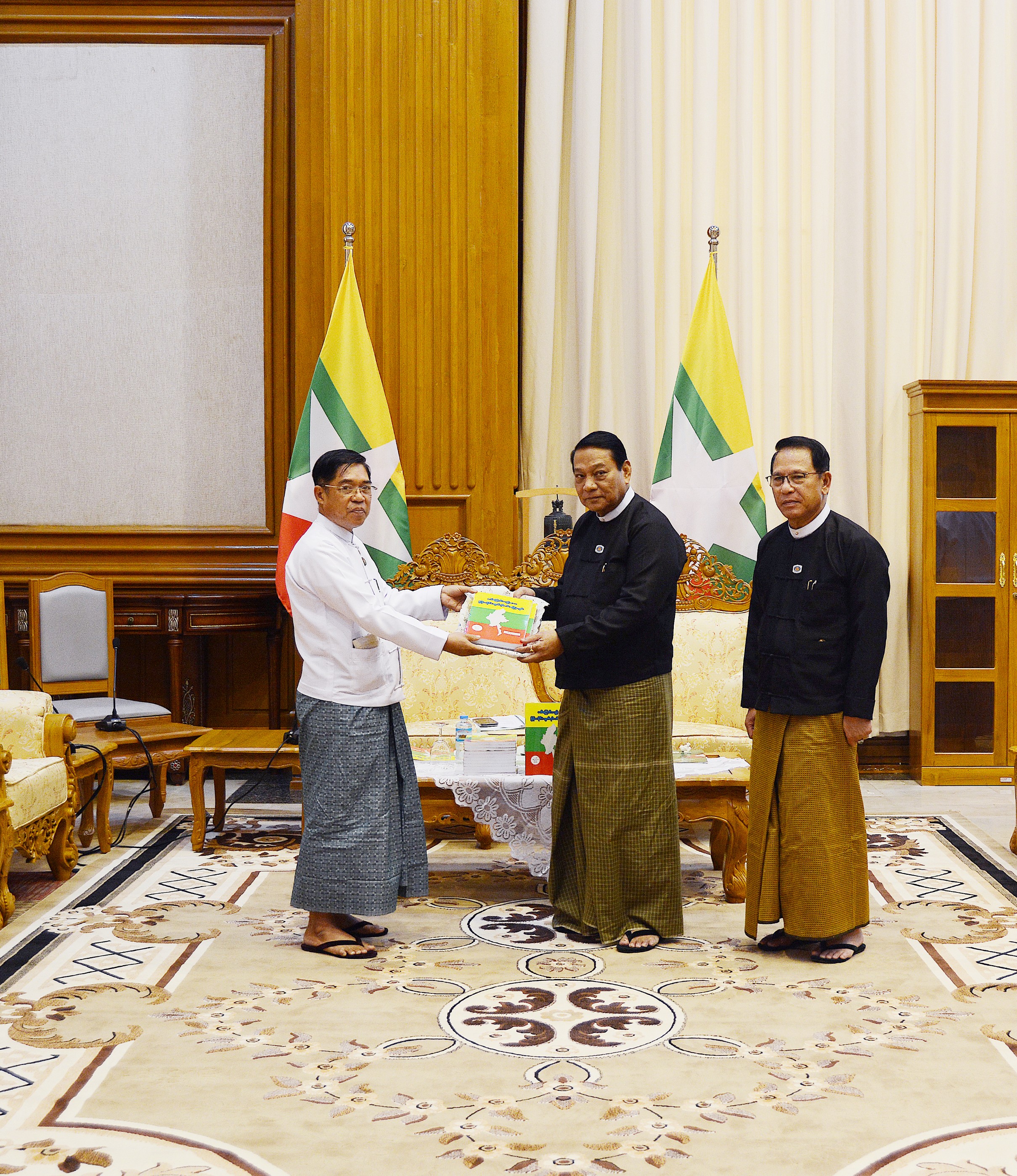 ပြည်သူ့လွှတ်တော်ဥက္ကဋ္ဌဦးခင်ရီ ပြည်သူ့လွှတ်တော်ကိုယ်စားလှယ်များနှင့် ဝန်ထမ်းများအတွက် လှူဒါန်းသည့်စာအုပ်များအားလက်ခံ