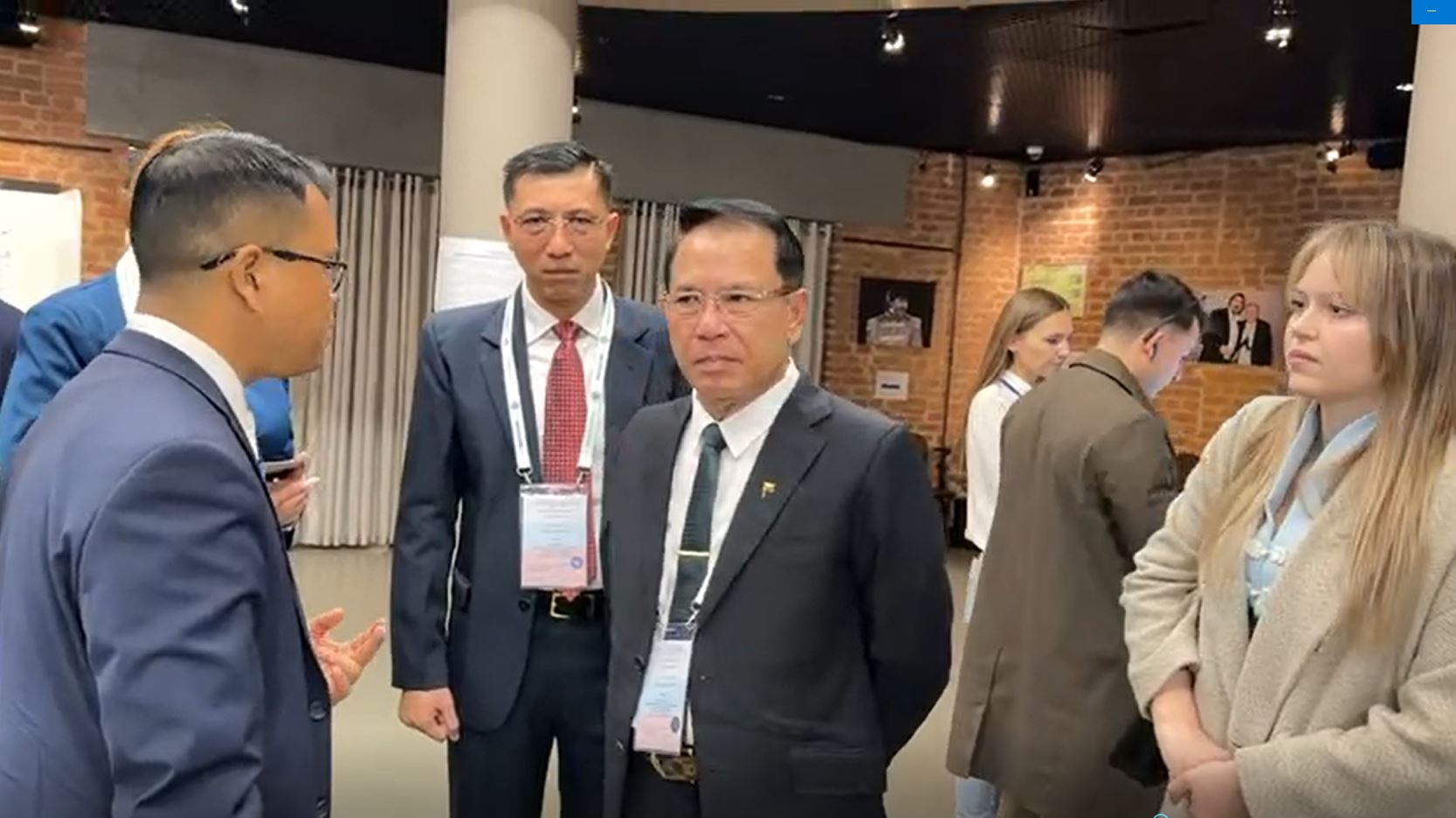 ပြည်သူ့လွှတ်တော် ဒုတိယဥက္ကဌ ဦးမောင်မောင်အုန်းနှင့် အဖွဲ့ မော်စကိုမြို့၌ မဲရုံများအား ကြည့်ရှုလေ့လာ