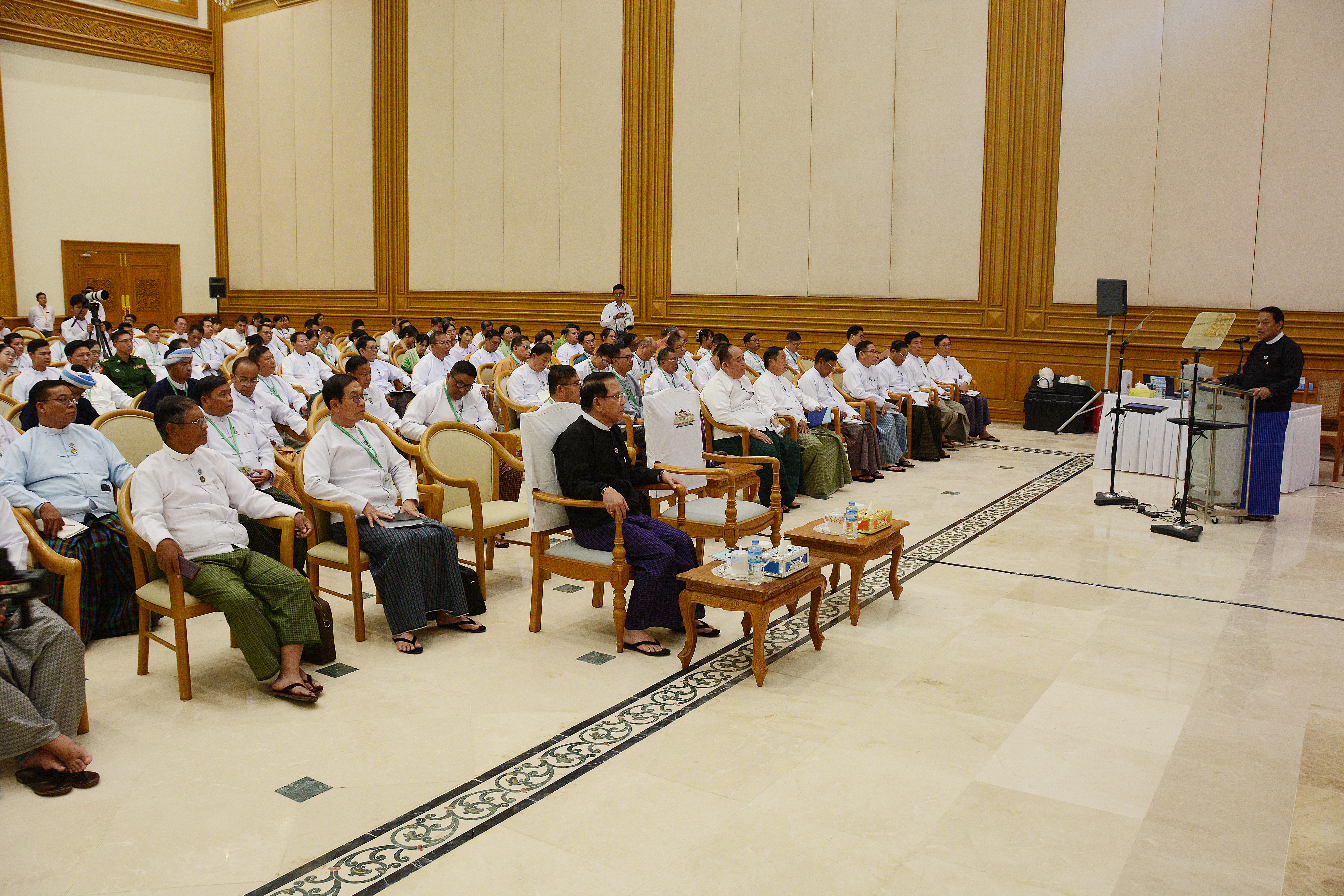 ပြည်သူ့လွှတ်တော်ဥက္ကဋ္ဌ ဦးခင်ရီ လွှတ်တော်ကိုယ်စားလှယ်များ စွမ်းရည် မြှင့်တင်ရေးဆိုင်ရာသင်တန်းသို့ တက်ရောက်အမှာစကားပြောကြား