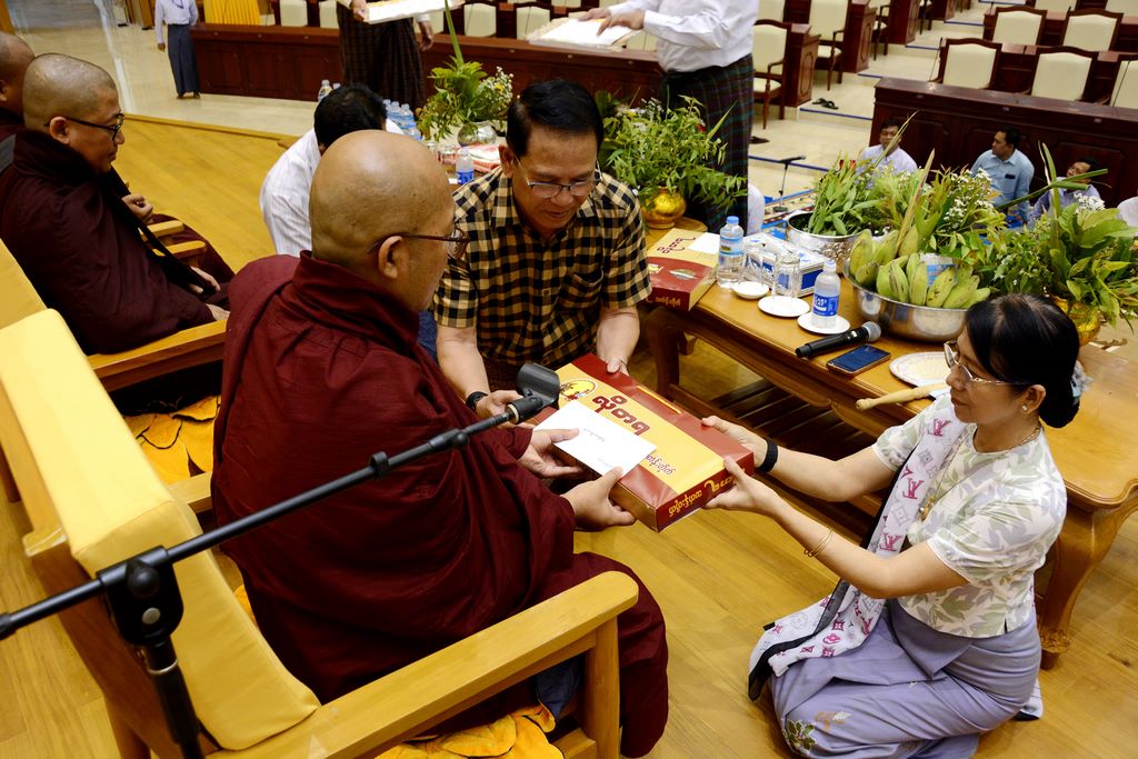 ၁၃၈၈ ခုနှစ်၊ မြန်မာနှစ်ဆန်း ၁ ရက်၊ နှစ်သစ်မင်္ဂလာအခါတော်နေ့တွင် နေပြည်တော်ရှိ ပြည်သူ့လွှတ်တော်အဆောက်အအုံ၌ အန္တရာယ်ကင်းပရိတ်တရားတော်နာယူခြင်း မင်္ဂလာအခမ်းအနားကျင်းပ