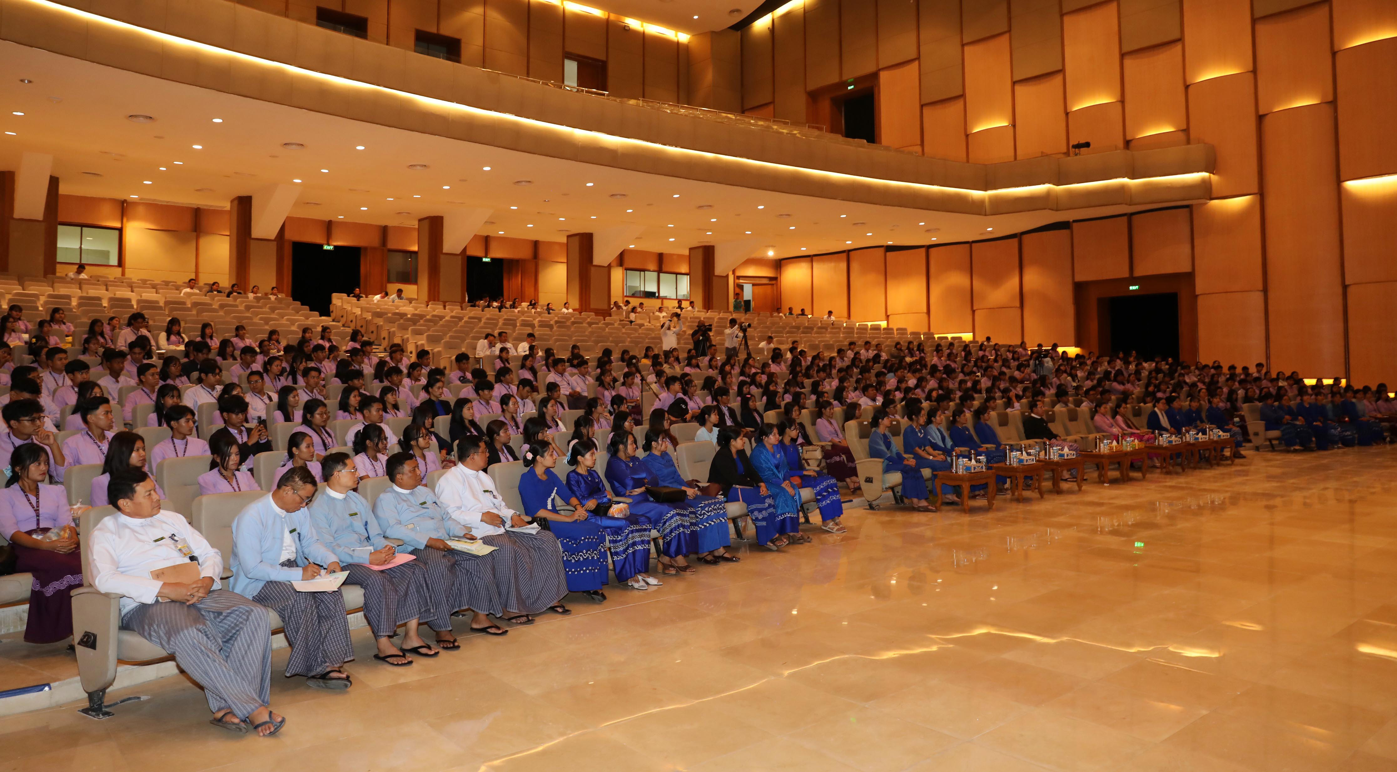 ပြည်သူ့လွှတ်တော်ဥက္ကဋ္ဌ ဦးခင်ရီ တတိယအကြိမ် ပြည်သူ့လွှတ်တော်  ဒုတိယပုံမှန်အစည်းအဝေး (၁၅) ရက်မြောက်နေ့သို့ လာရောက်လေ့လာသည့် Naypyitaw State Academyမှ ဆရာ၊ဆရာမများနှင့် ကျောင်းသား၊ ကျောင်းသူများအား တွေ့ဆုံ