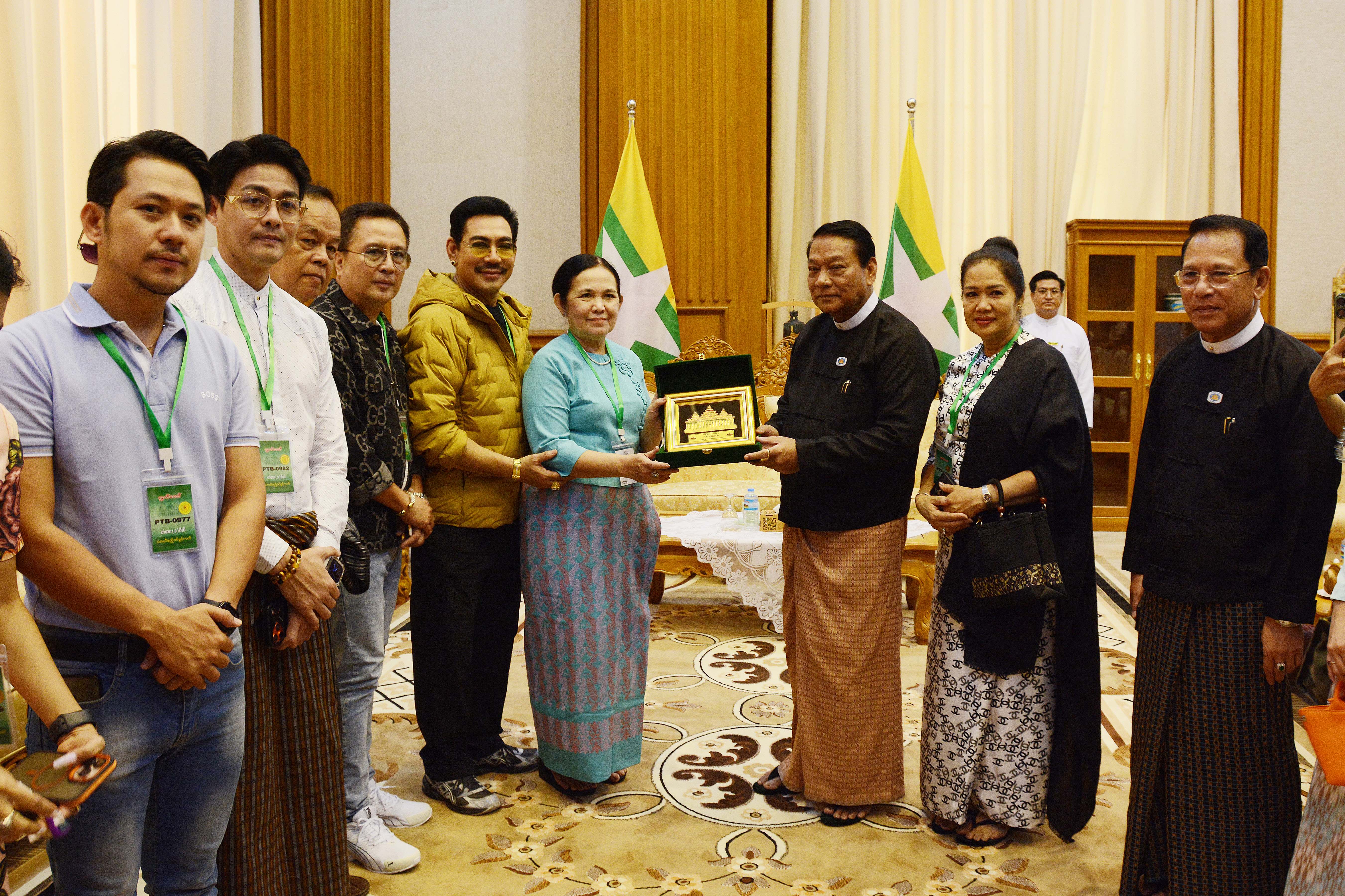 ပြည်သူ့လွှတ်တော်ဥက္ကဋ္ဌ ဦးခင်ရီ လွှတ်တော်သို့ လာရောက်လေ့လာကြသည့် မြန်မာနိုင်ငံအမျိုးသမီးရေးရာအဖွဲ့ချုပ် အတွင်းရေးမှူး ဦးဆောင်သော ပုလဲရတုစွမ်းအားစု ဂုဏ်ယူဝင့်ကြွားမြန်မာအမျိုးသမီးများအဖွဲ့မှ နိုင်ငံကျော်အနုပညာရှင်များ အဖွဲ့အားတွေ့ဆုံ