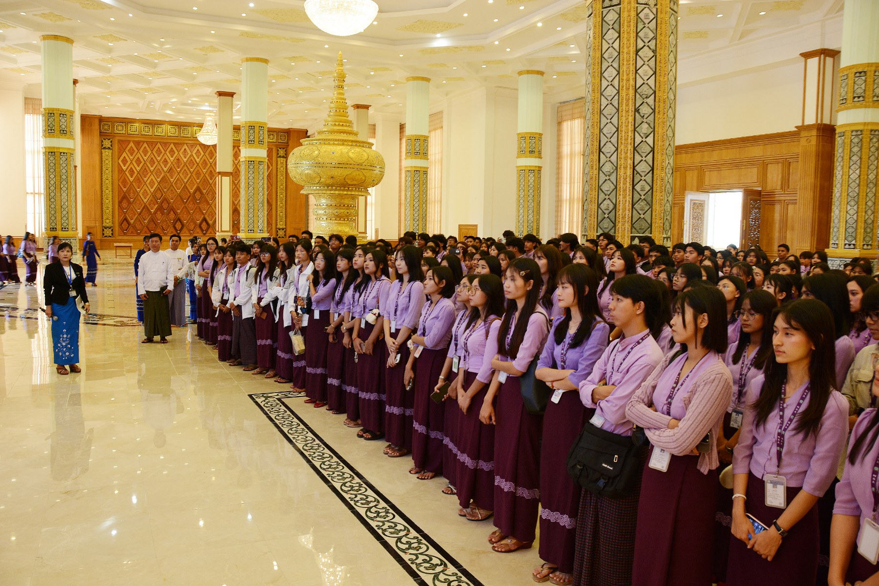 ပြည်သူ့လွှတ်တော်ဥက္ကဋ္ဌ ဦးခင်ရီ ပြည်သူ့လွှတ်တော်သို့ လာရောက်လေ့လာကြသည့် Naypyitaw State Academy မှ ဒုတိယပါမောက္ခချုပ် ဦးဆောင်သည့် ဆရာ၊  ဆရာမများနှင့် ကျောင်းသားကျောင်းသူများအားတွေ့ဆုံ