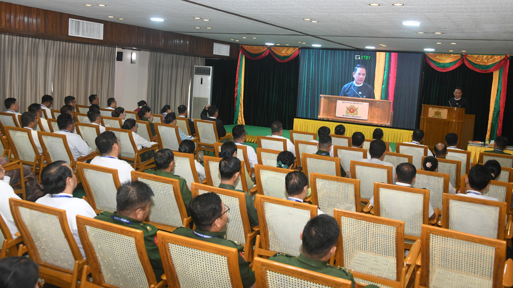 ပြည်သူ့လွှတ်တော် ဒုတိယဥက္ကဌ၊ မြန်မာနိုင်ငံလွှတ်တော်အဖွဲ့၏ အဖွဲ့ဝင် ဦးမောင်မောင်အုန်း ရန်ကုန်တိုင်းဒေသကြီးလွှတ်တော်ဥက္ကဋ္ဌ၊ ဒုတိယဥက္ကဋ္ဌ၊ တိုင်းဒေသကြီးလွှတ်တော် ကိုယ်စားလှယ်များအား တွေ့ဆုံ