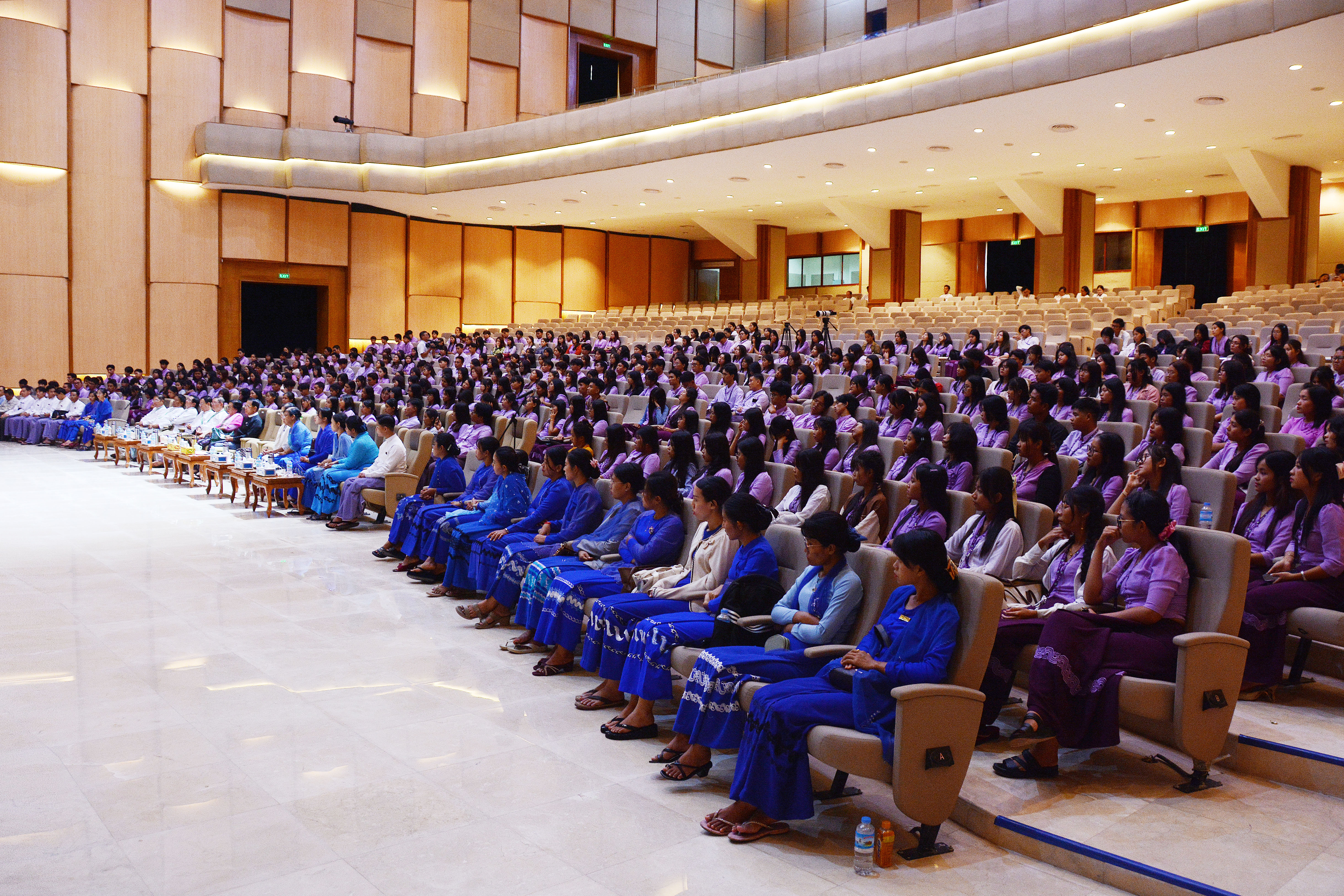 ပြည်သူ့လွှတ်တော်ဥက္ကဋ္ဌ ဦးခင်ရီ တတိယအကြိမ် ပြည်သူ့လွှတ်တော်  ဒုတိယပုံမှန်အစည်းအဝေး (၁၈) ရက်မြောက်နေ့သို့ လာရောက်လေ့လာသည့် Naypyitaw State Academyမှ ဆရာ၊ဆရာမများနှင့် ကျောင်းသား၊ ကျောင်းသူများအား တွေ့ဆုံ