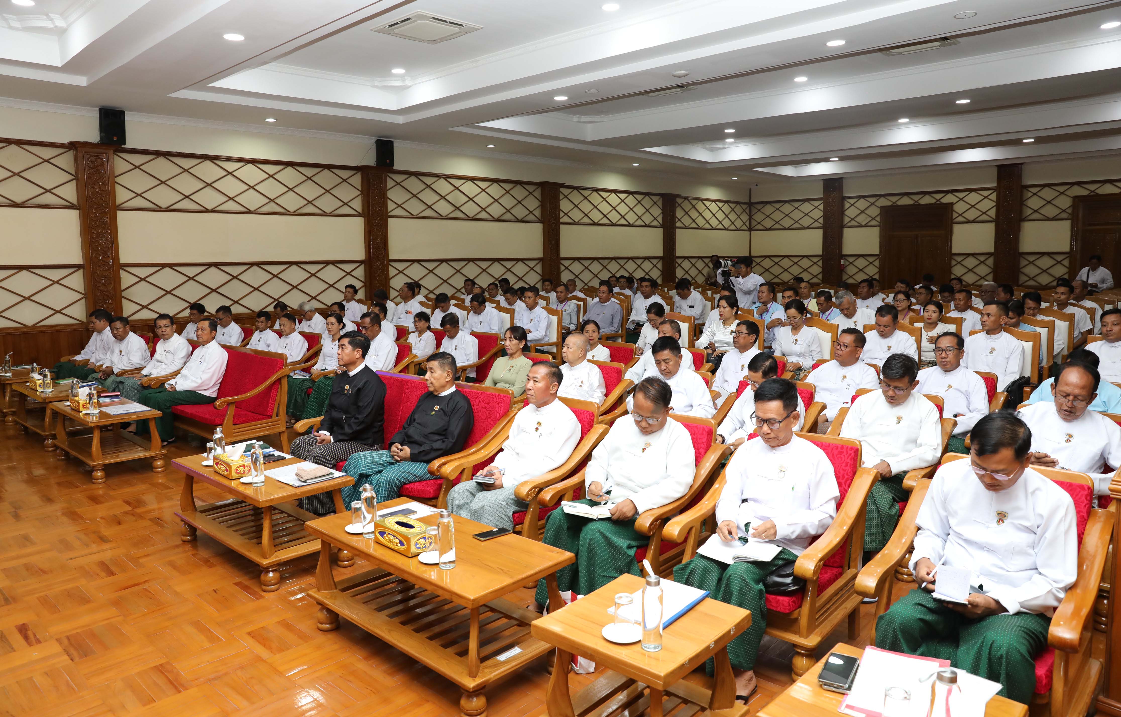 ပြည်သူ့လွှတ်တော်ဥက္ကဋ္ဌ ဦးခင်ရီ မန္တလေးတိုင်းဒေသကြီးအတွင်းရှိ  ပြည်သူ့လွှတ်တော် ကိုယ်စားလှယ်များနှင့်တွေ့ဆုံ
