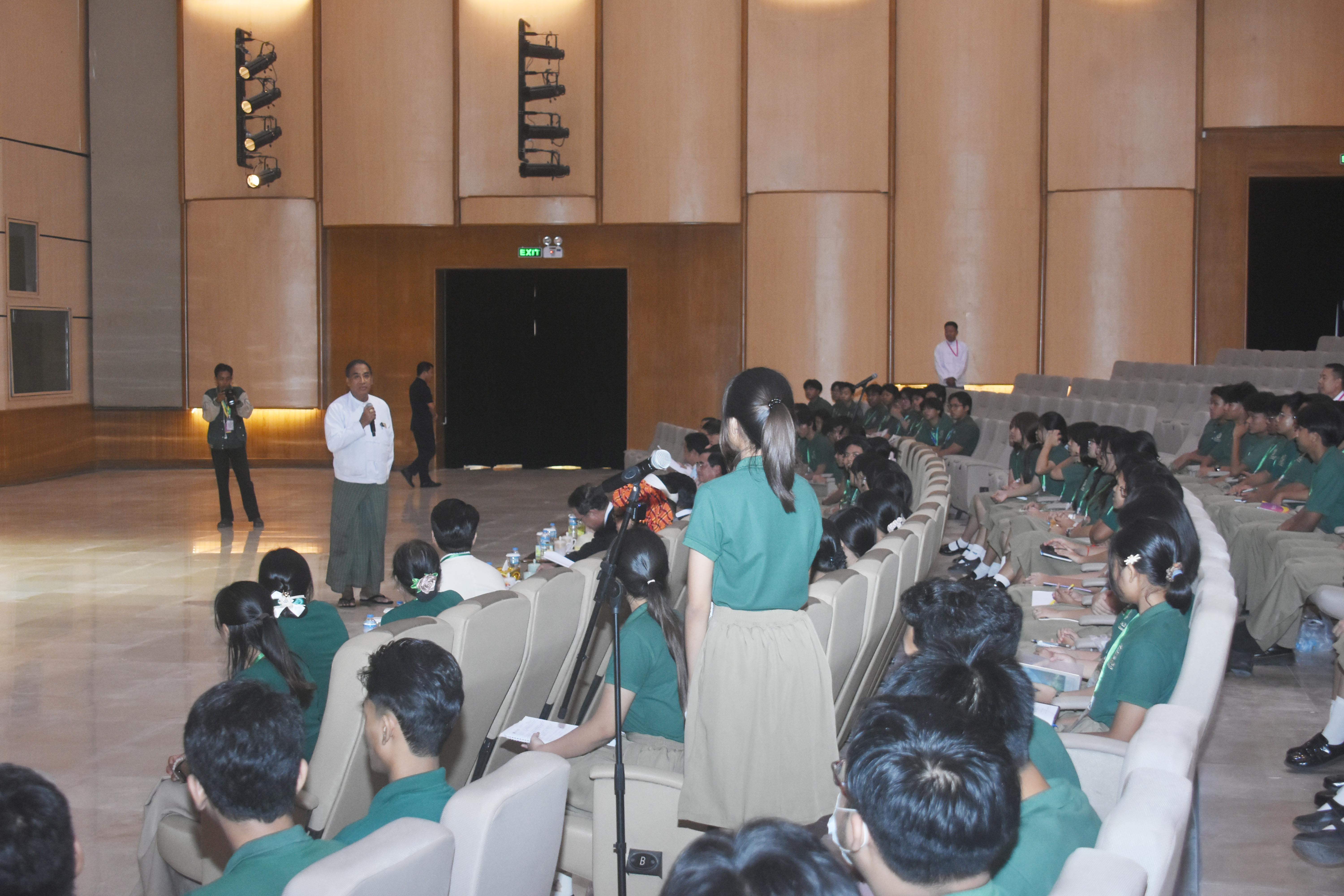 ပြည်သူ့လွှတ်တော်ဥက္ကဋ္ဌ ဦးခင်ရီတတိယအကြိမ်ပြည်သူ့လွှတ်တော်တတိယပုံမှန်အစည်းအဝေး(၁၄)ရက်မြောက်နေ့သို့လာရောက်လေ့လာသည့်စိုးစံကိုယ်ပိုင်အထက်တန်းကျောင်း(နေပြည်တော်)မှဆရာ၊ဆရာမများနှင့်ကျောင်းသား၊ကျောင်းသူများအားတွေ့ဆုံ