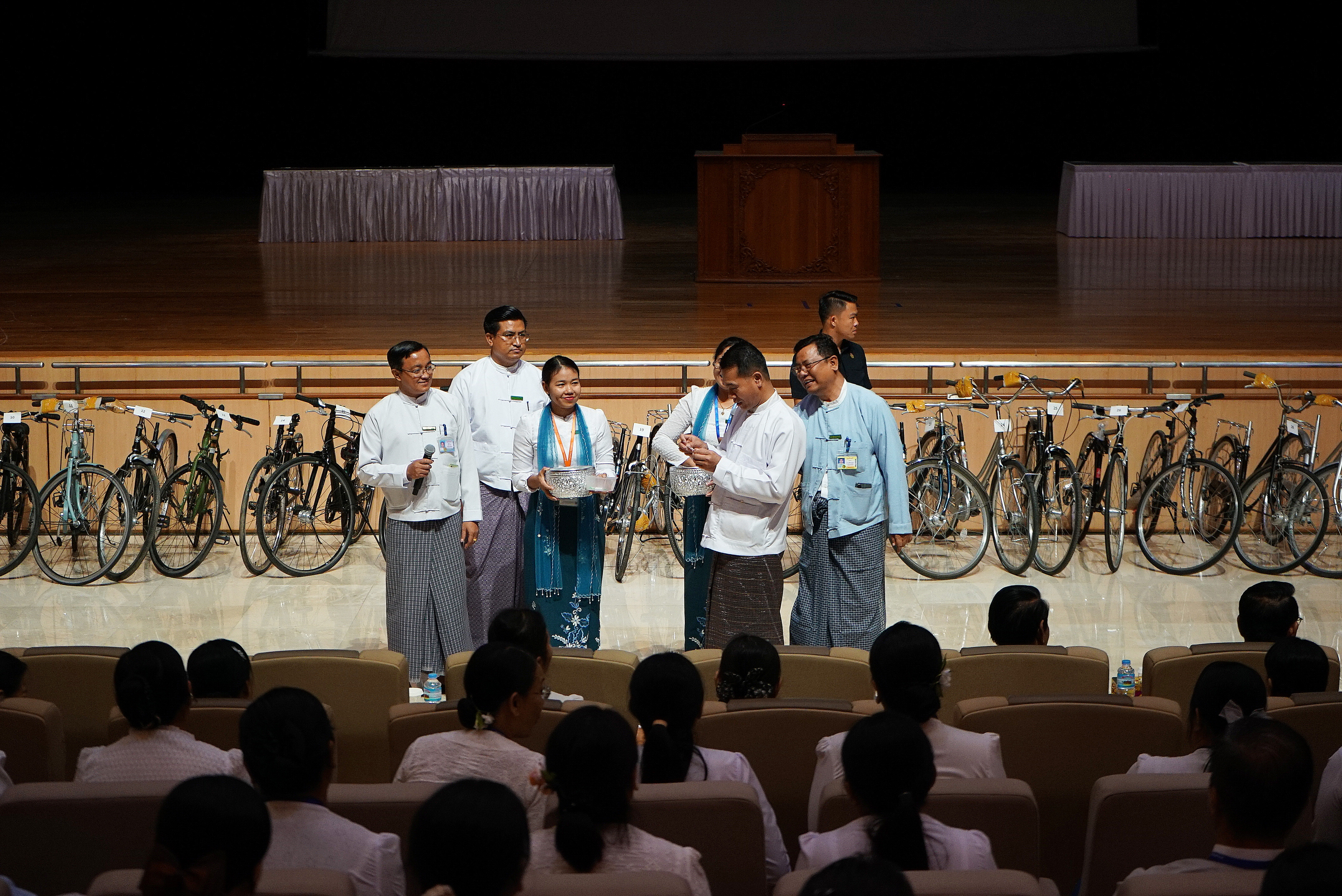 ပြည်သူ့လွှတ်တော်ရုံး၊ ဝန်ထမ်းများအတွက် စက်ဘီးများပေးအပ်လှူဒါန်းခြင်းအခမ်းအနား ကျင်းပ