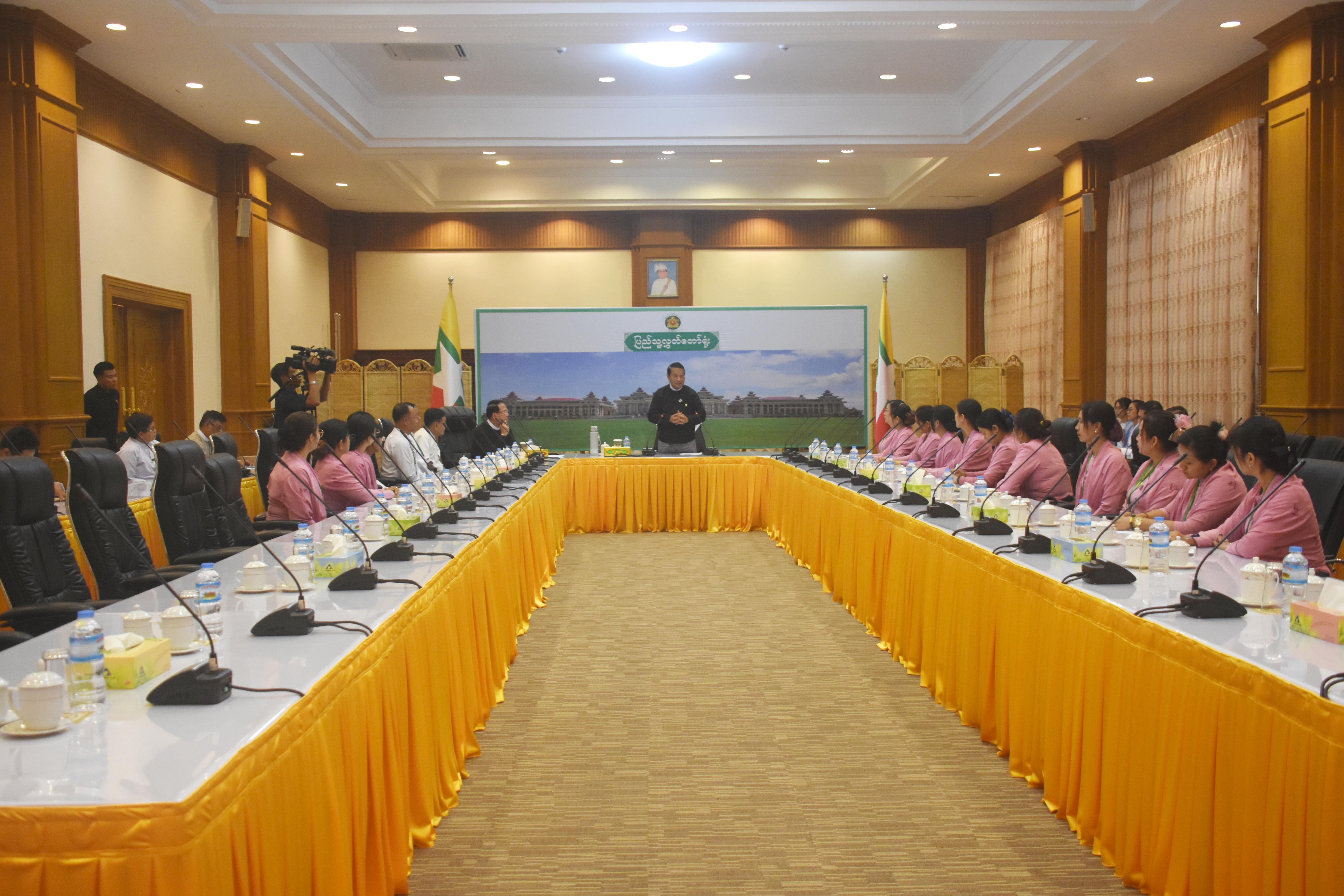 ပြည်သူ့လွှတ်တော်ဥက္ကဋ္ဌ ဦးခင်ရီ တတိယအကြိမ် ပြည်သူ့လွှတ်တော် တတိယပုံမှန်အစည်းအဝေး ပဥ္စမမြောက်နေ့သို့ လာရောက်လေ့လာသည့် နေပြည်တော်အမျိုးသမီးများနှင့် ကလေးသူငယ်များဘဝမြှင့်တင်ရေးအသင်းအား တွေ့ဆုံ